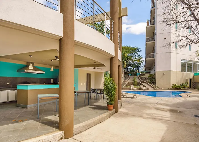 Pura Vida Charm, Canopy Views, Block From Beach Apartahotel